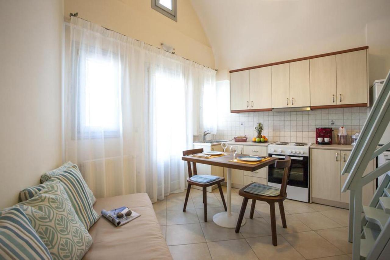 Santorini Med Homes - Sunday Apartment เมซาเรีย ภายนอก รูปภาพ