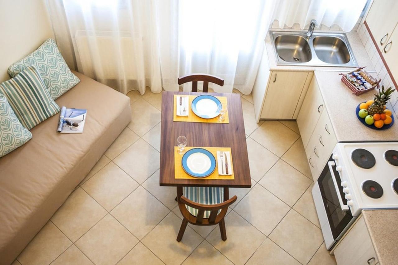 Santorini Med Homes - Sunday Apartment เมซาเรีย ภายนอก รูปภาพ