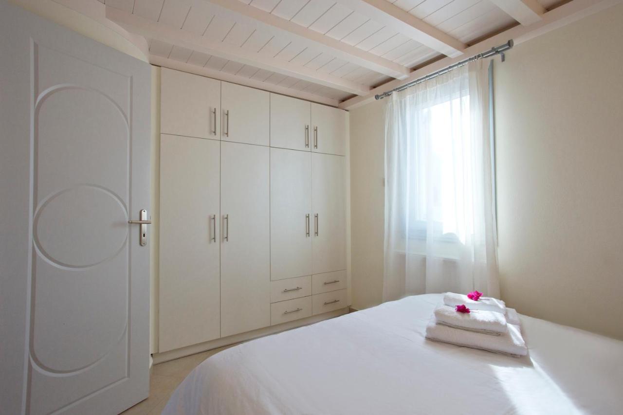 Santorini Med Homes - Sunday Apartment เมซาเรีย ภายนอก รูปภาพ