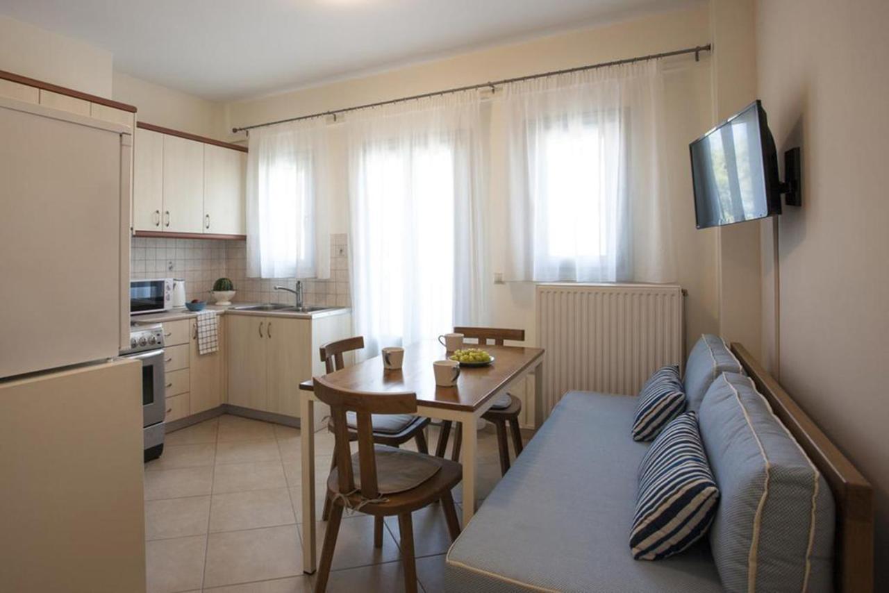 Santorini Med Homes - Sunday Apartment เมซาเรีย ภายนอก รูปภาพ